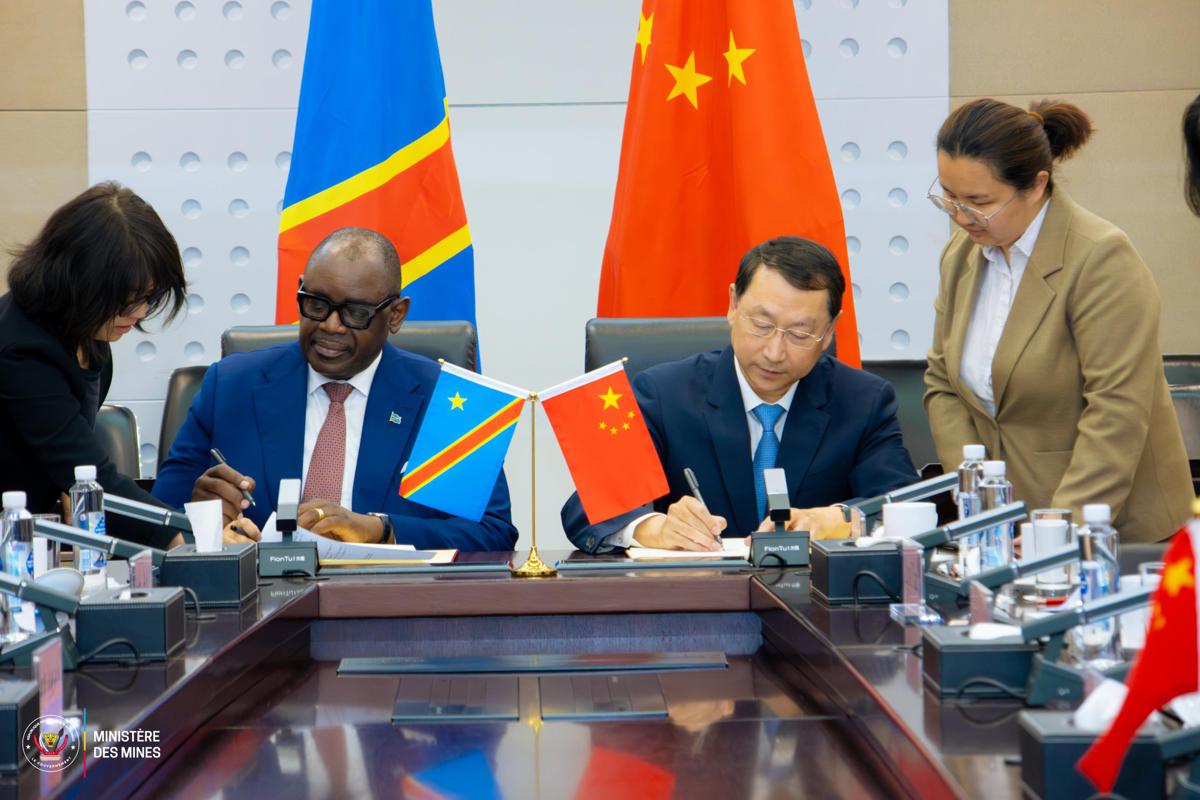 Louis Watum, ministre des Mines de la RDC, et Guan Zhi’ou, ministre des Ressources naturelles de la République populaire de Chine, ont signé, jeudi 26 mars 2026 à Beijing, un Mémorandum d’Accord sur la coopération dans les domaines de la géologie et des ressources minérales.<br />Photo/Cellcom ministère des Mines.