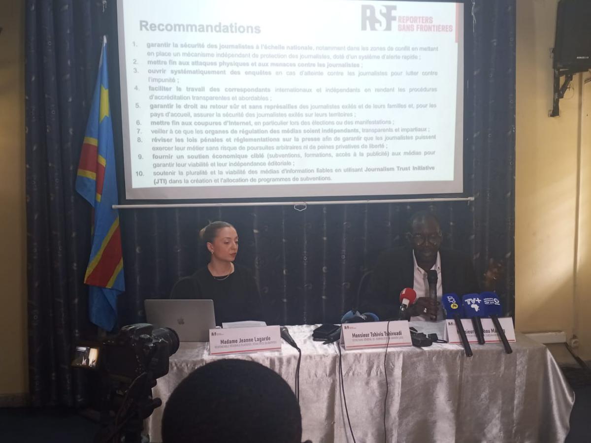 De gauche à droite, Jeanne Lagarde et Sadibou Marong lor de la présentation du rapport de l'ONG Reporters sans frontières (RSF), jeudi 26 mars 2026, à Kinshasa.<br />Radio Okapi/Ph. Blaise Ndongala M.