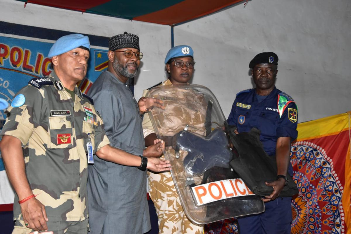 Abdourahamane Ganda, chef de bureau de la MONUSCO Beni remettant les kits de protection aux responsables de la Police nationale de la RDC, à Beni, au Nord-Kivu.<br />radio Okapi/Ph. Marc-Maro Fimbo.