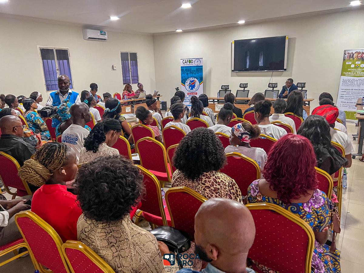 Rencontre d’échanges inter-générationnels entre les femmes leaders du projet Tufaulu Pamoja (« Réussissons ensemble ») et les jeunes filles des Étoiles Montantes, à Kinshasa.<br />Radio Okapi/Ph. jean-Désiré Kanyama.