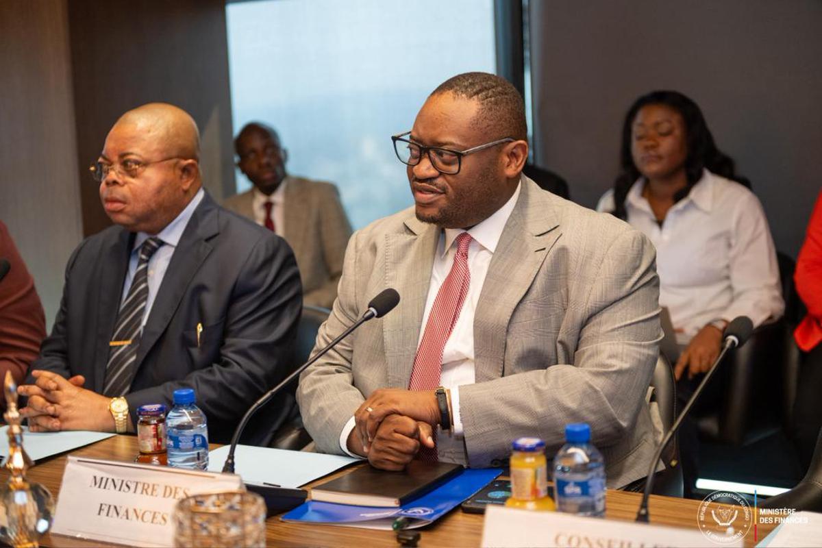 De gauche à droite, le Directeur général de la Direction générale des impôts (DGI), Barnabé Muakadi et le ministre des Finances, Doudou Fwamba.<br />Photo/Cellcom ministère des Finances.