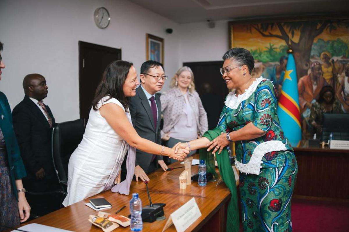 La Première ministre, Judith Suminwa lors d'une réunion, mardi 7 avril 2026, à Kinshasa, avec des ambassadeurs accrédités en RDC.<br />Photo/Cellcom Primature