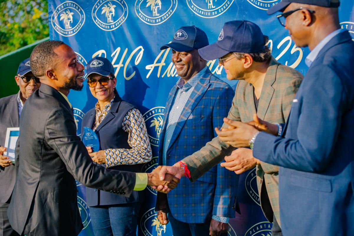 Un lauréat saluant les responsables de la société Plantations et Huileries du Congo (PHC) lors de la cérémonie de remise des prix 2025.<br />Photo/Cellcom PHC.