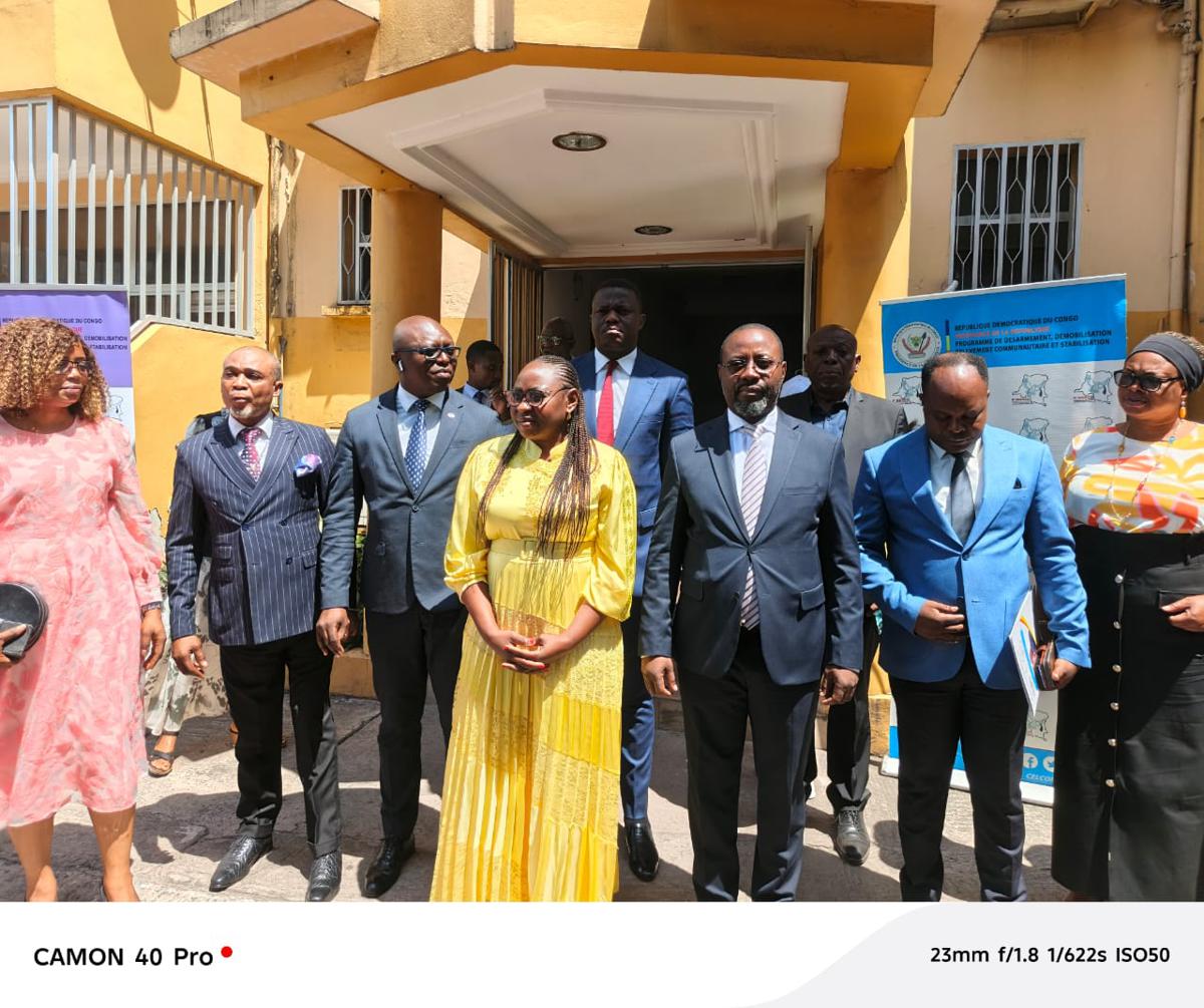 Le coordonnatrice-adjointe du PDDRCS, en jaune, Marie-Chantal Lumba, entourée des experts des ministères sectoriels, mercredi 8 avril 2026, au sortir de la rencontre sur la présentation de sa stratégie nationale, à Kinshasa.<br />Radio Okapi/Ph. RJ-Kamunga. 20260409104936422031_pddrc.jpg?imgmax=1200