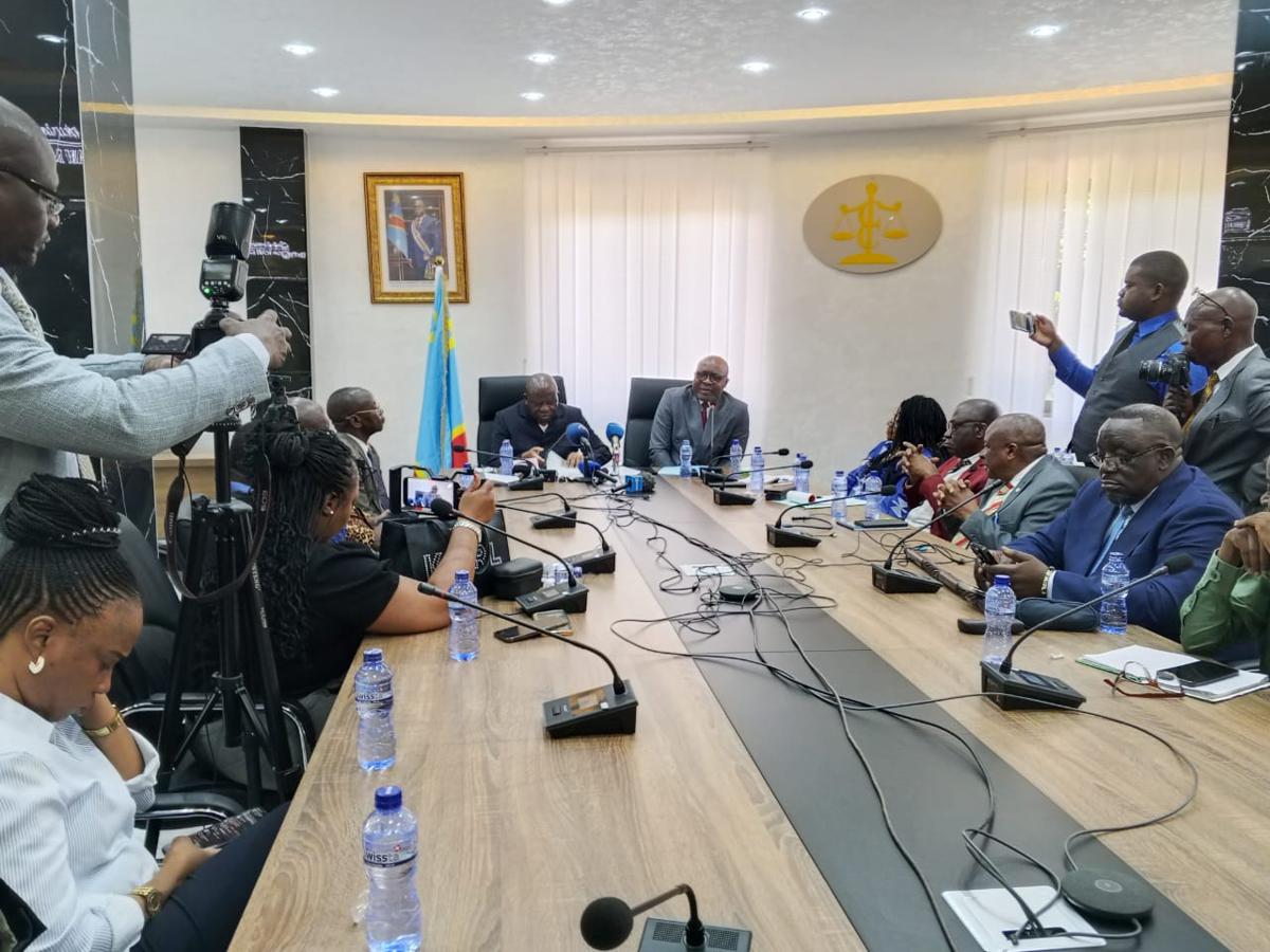 Le premier Président de la Cour des comptes , Jimmy Jimmy Munganga Ngwaka et le procureur général près cette instance, Salomon Tudieshe, mercredi 13 mai 2026, devant la presse kinoise. <br />Radio Okapi/Ph. Blaise Ndongala M.