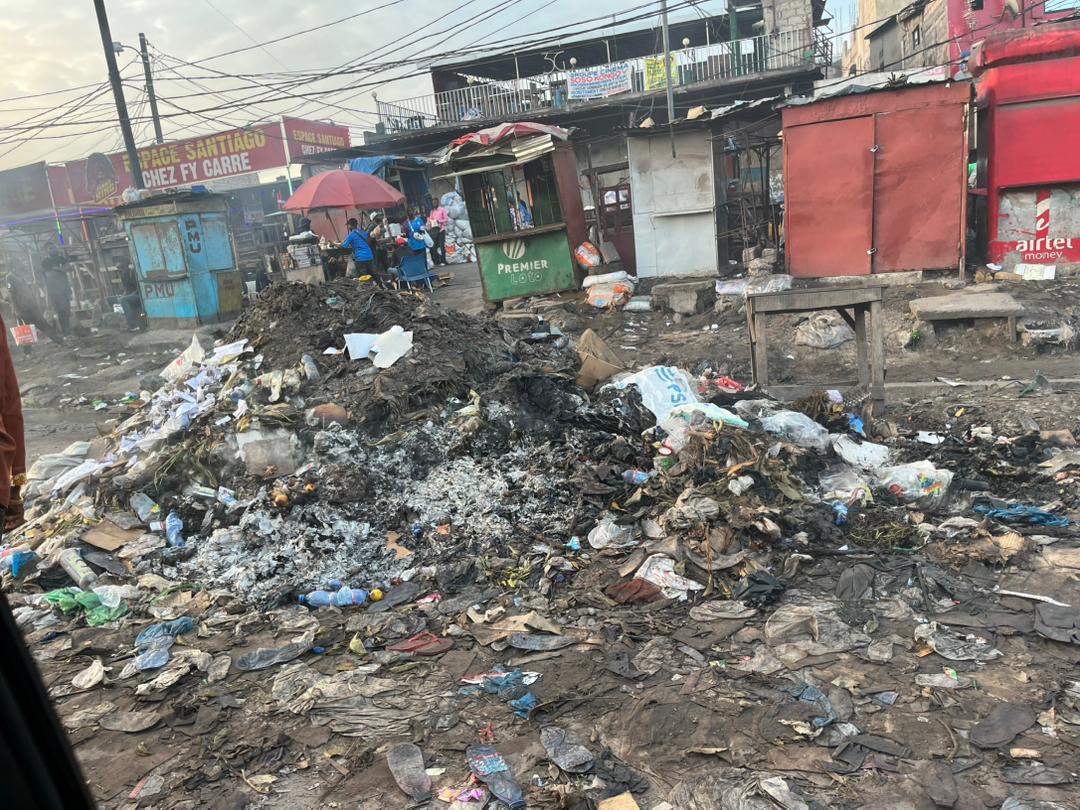 Kimwenza Entrance Stop Transformed into Open Dump in Mont-Ngafula, Kinshasa