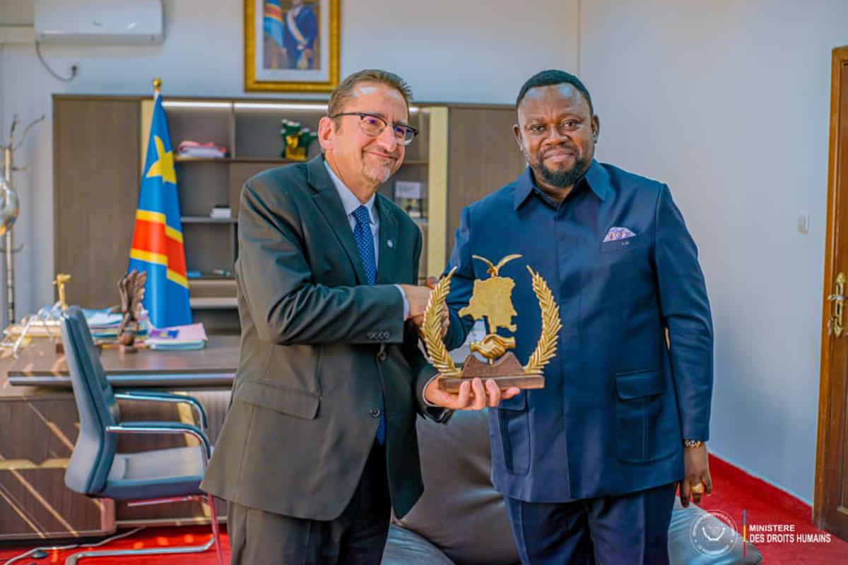Le coordonnateur humanitaire, Bruno Lemarquis en visite d'aurevoir au ministre des Droits humains, Samuel Mbemba. Kinshasa, mai 2025.<br />Photo ministère des Droits humains