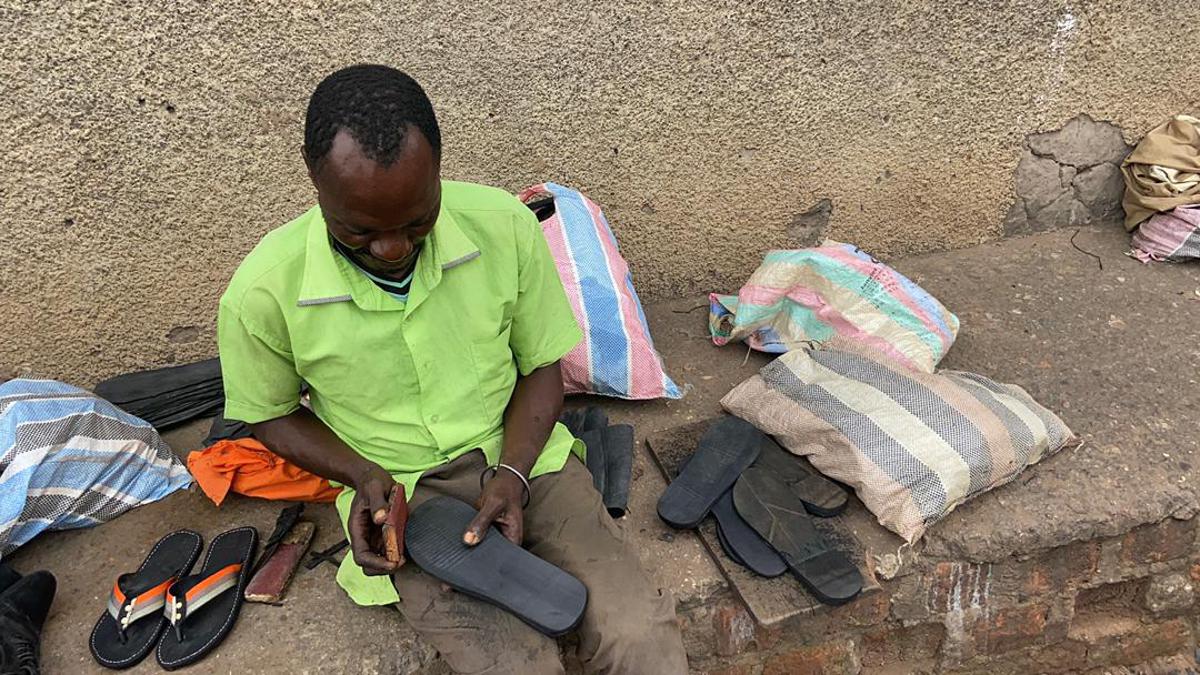 Des sourds-muets ressortissants du centre Mpandilu fabriquent des sandales à l'aide des pneus usés à Kananga (Kasaï-Central). Mai 2026</p>
<p><br />Radio Okapi/Ph. André Katende