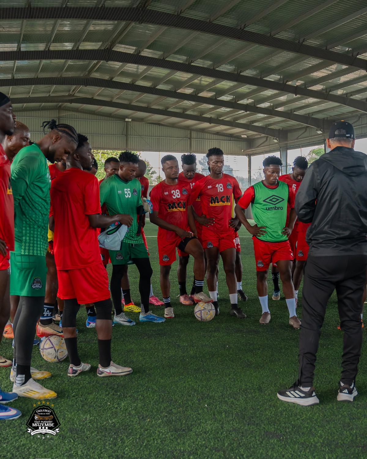 Les joueurs de Mazembe suivant les insuructions de leur coach avant le match de la 7e journée face au FC les Aigles du Congo.<br />Photo/Cellcom Mazembe.