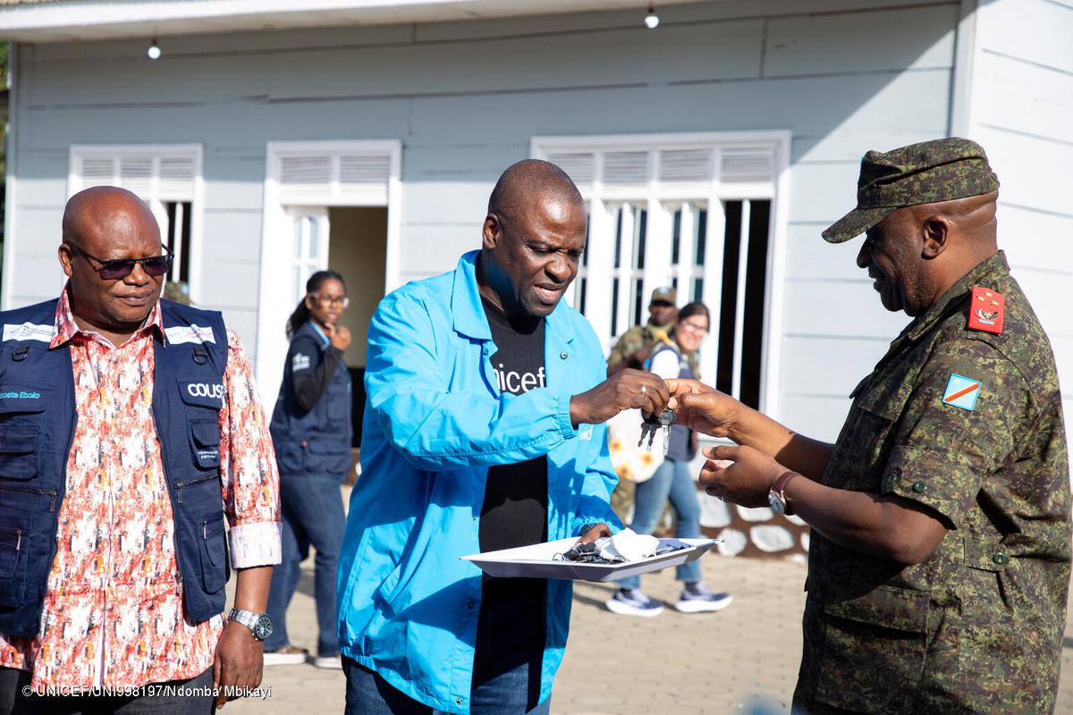 En appui à la riposte Ebola, le représentant-résident de l’UNICEF en RDC, John Agbor a remis, mardi 26 mai 2026,100 motos au général Johnny Luboya Nkashama, Gouverneur de l'Ituri. <br />Photo/Cellcom UNICEF.