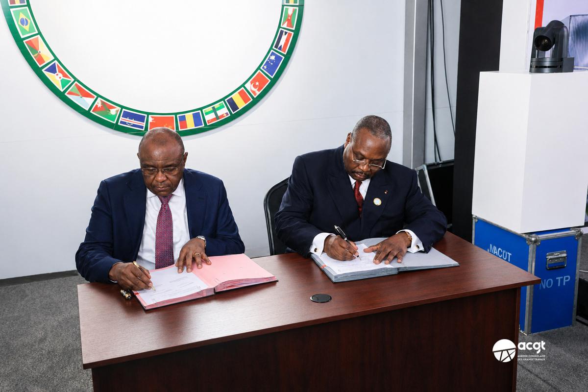 Cérémonie de signature mardi 26 mai de l’appel à propositions entre Jean-Pierre Bemba, vice-Premier ministre et ministre des Transports de la RDC, et par son homologue Jean-Jacques Bouya, dans le cadre du projet Route-Rails, à Brazaville.<br />Photo/Cellcom ACGT.