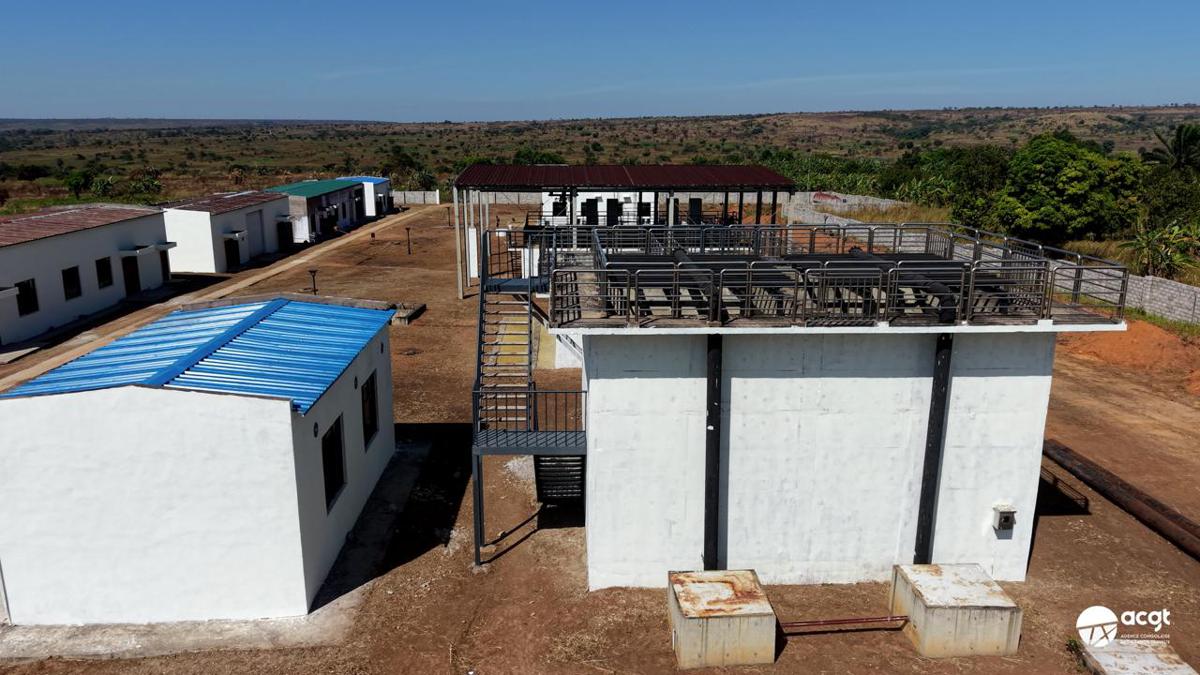 Vue de l'usine de captage et traitement d'eau potable en renovation à Kamina, province du Haut-Lomami.<br />Photo/Cellcom ACGT.
