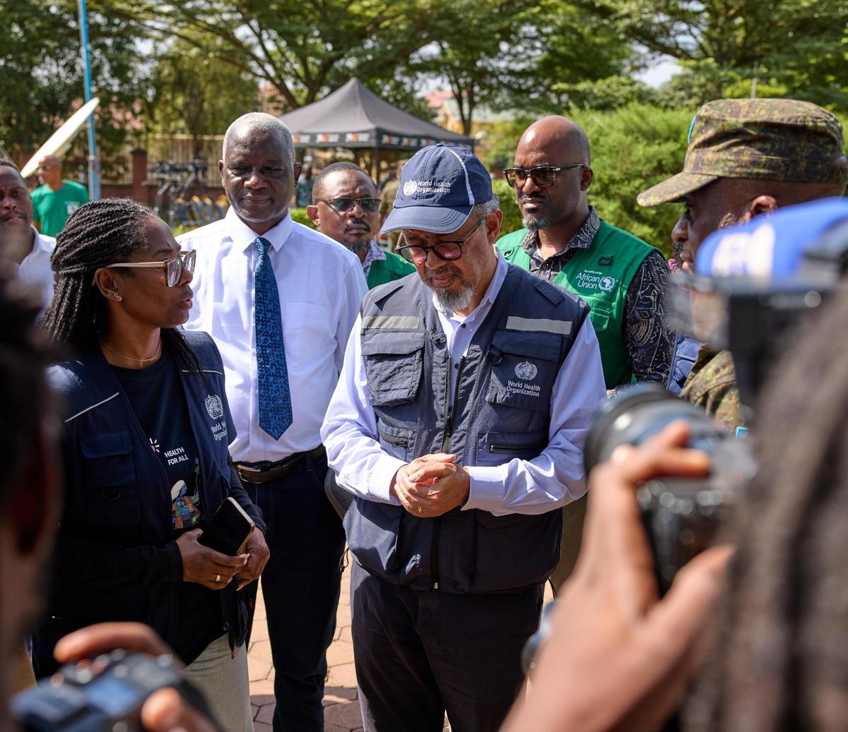 A Bunia, chef-lieu de l'Ituri, Tedros Adhanom Ghebreyesus, Directeur général de l'OMS rend hommage à tous les intervenants déployés en première ligne pour protéger la sécurité sanitaire mondiale.<br />Photo/Cellcom OMS.