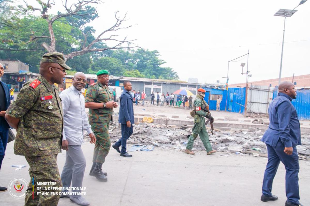 Visite du vice-Premier ministre de la Défense nationale, Guy Kabombo Muadiamvita, jeudi 28 mai 2026, pour évaluer les dispositifs sécuritaires déployés aux abords du marché central de Kinshasa.<br />Photo/Cellcom vice-Primature de la Défense.