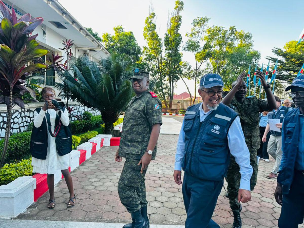 Le gouverneur-militaire de l'Ituri et le Directeur général de l’Organisation mondiale de la santé (OMS), Tedros Adhanom Ghebreyesus, à Bunia.<br />Radio Okapi/Ph. Jean-Claude Loky.