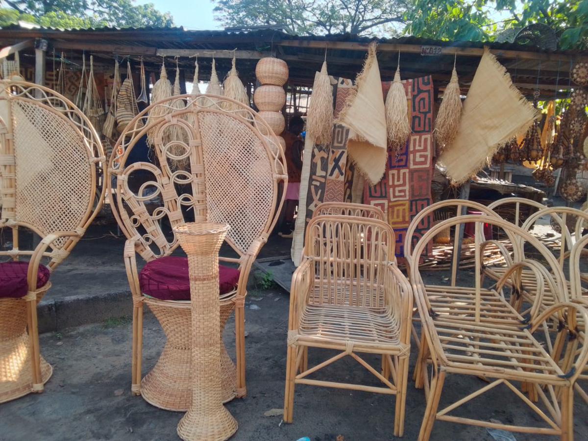 Marché d'objets en liane, osier et raphia à la 7ème rue Limete Kinshasa<br />Radio Okapi/photo Sephora Mpaka