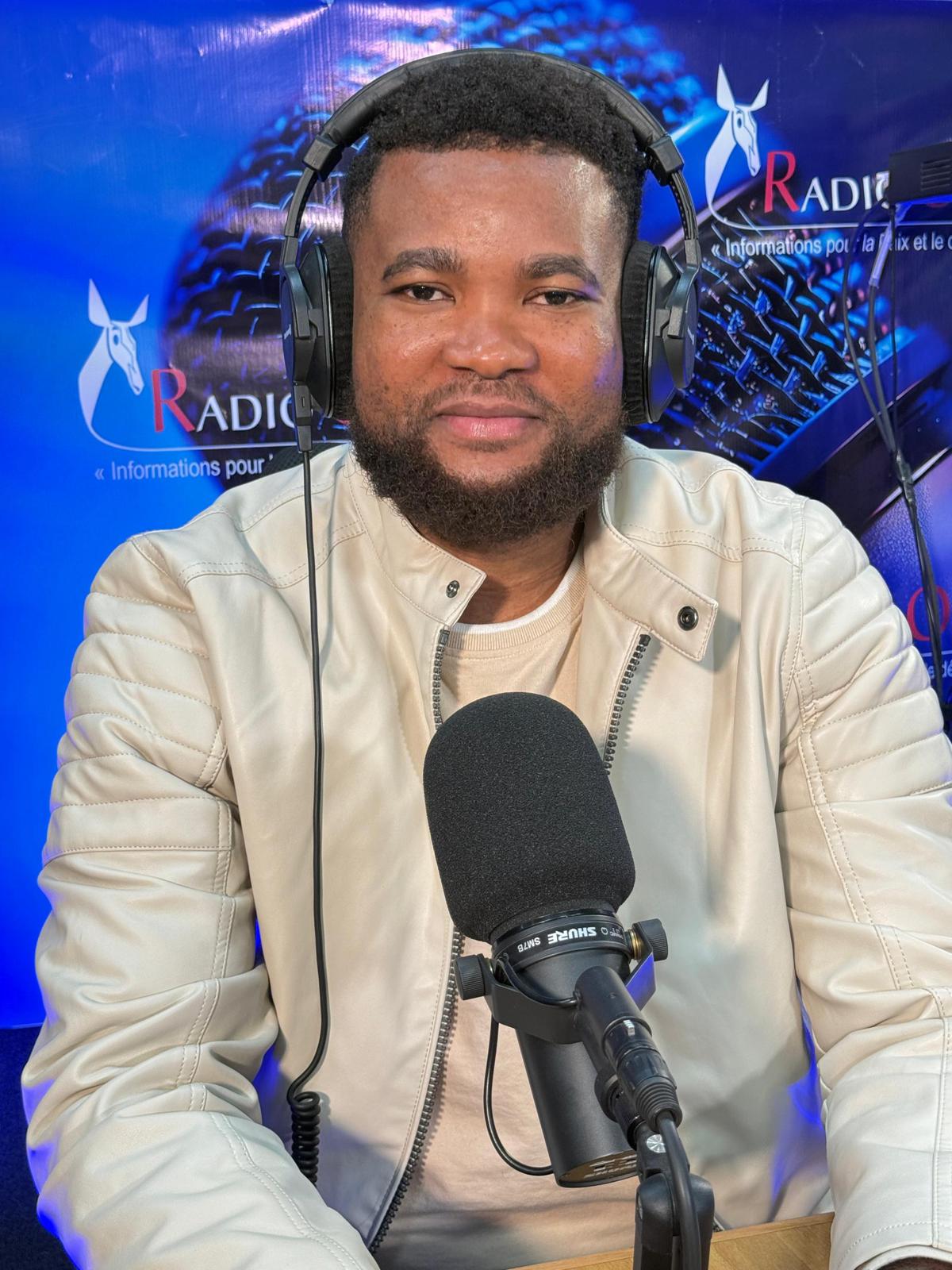 Nezhy Mpanzu, ingenieur en cyber securité lors du magazine Okapi Service lundi 15 juin 2026<br />photo d'Esther Mambote