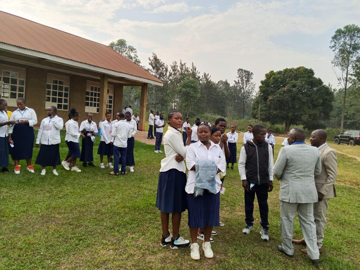 Des élèves finalistes dans la cour du centre d’examen d’État du Complexe scolaire Prince de la Paix, au quartier Butsili, dans la commune de Mulekera, à Beni (Nord-Kivu). Le 22 juin 2026.<br />Radio Okapi/ Marc Maro Fimbo