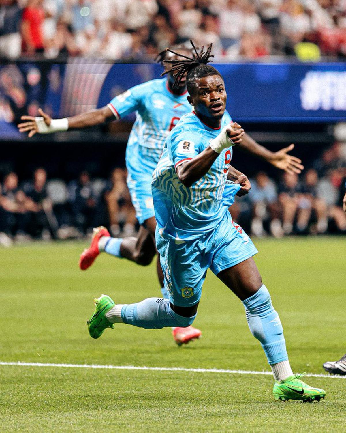 Brian Cipenga entre dans l'histoire du football congolais en marquant l'unique but des Léopards lors d'une rencontre historique en 16es de finale du Mondial FIFA entre la RDC et l'Angleterre, mercredi 1er juillet 2026 à Atlanta (USA). </p>
<p><br />Photo FIFA