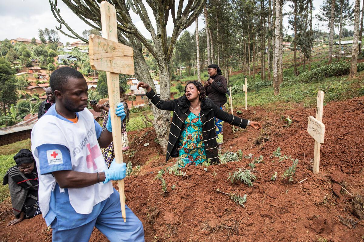 Enterrement digne et sécurisé au cimetière de Kitatumba, dans la ville de Butembo, au Nord-Kivu. Le 28 aout 2019.<br />Photo ONU/Martine Perret