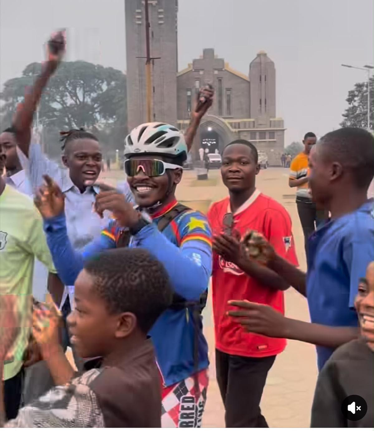 Le jeune cycliste congolais Miguel Masaisai entourés des jeunes à Mbuji-Mayi. Le 10 juillet 2026. <br />Capture d'écran
