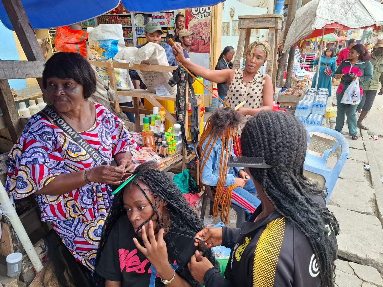 Hairstyle during dry season: women in Matadi prefer Rasta
