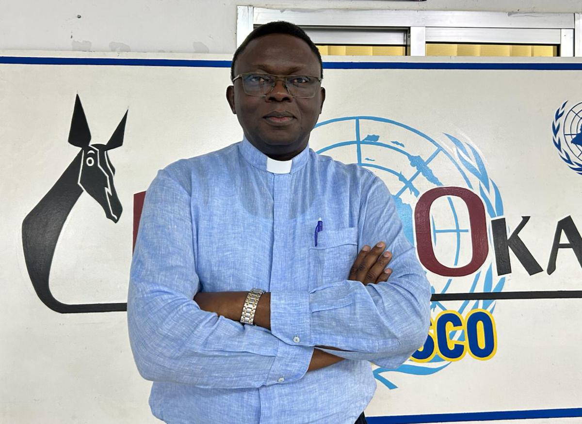 Professeur Abbé Cibaka Cikongo, Recteur de l'Université officielle de Mbuji-Mayi (UOM) lors de son passage à l’émission Okapi Service le 17 juillet 2026 à Kinshasa /Radio Okapi/ph. Esther Mambote