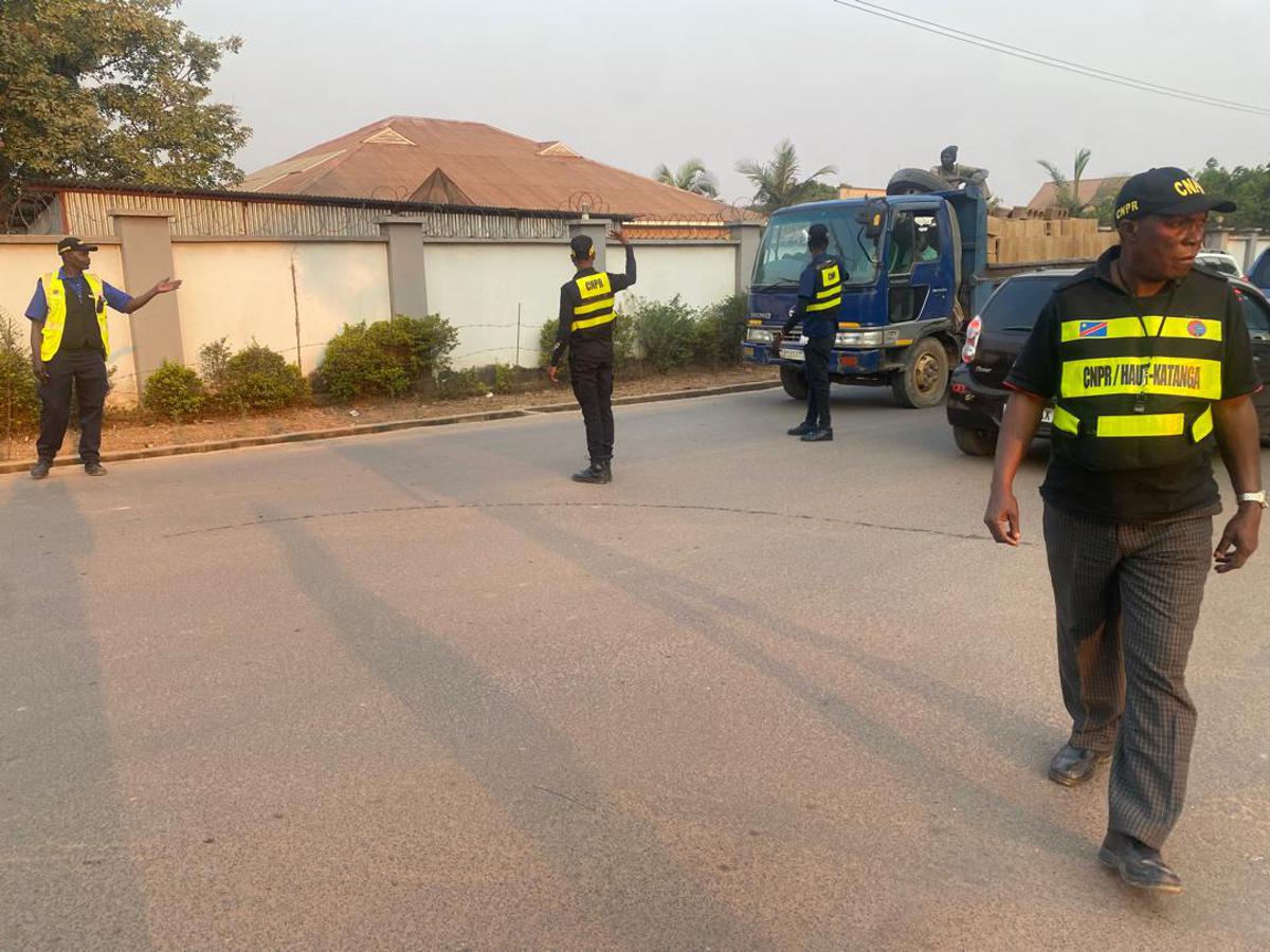 Des agents de la CNPR régulent la circulation dans la ville de Lubumbashi. Juillet 2026.<br />Radio Okapi/Paulin Munanga