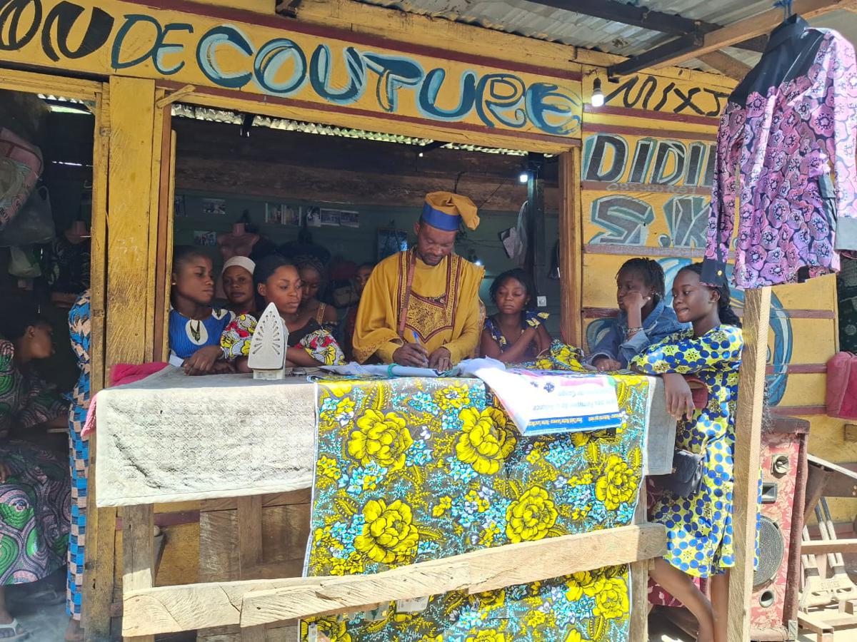 Vue des jeunes filles apprenant la coupe et couture dans un atelier de formation de Mvuadu dans la ville de Matadi (Kongo-Central). Juillet 2026.</p>
<p><br />Radio Okapi/ Ph. Elise Kavira