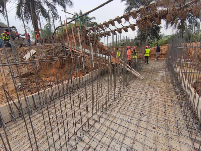 Travaux en cours sur le site de Kimwenza . Reconstruction d'un système de drainage pour évacuer l'eau sur la rivière Lukaya .<br />
<br />Ph Direction provinciale du chemin de fer à Matadi.