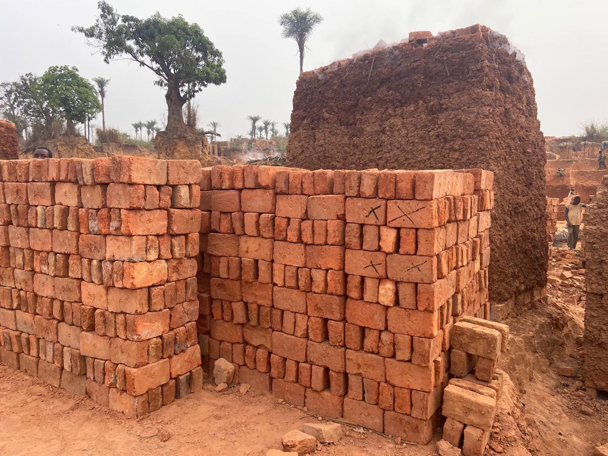 Fabrication des briques cuites a Kananga (Kasai-Central). Juillet 2026<br />
<br />Radio Okapi/Ph. André Katende