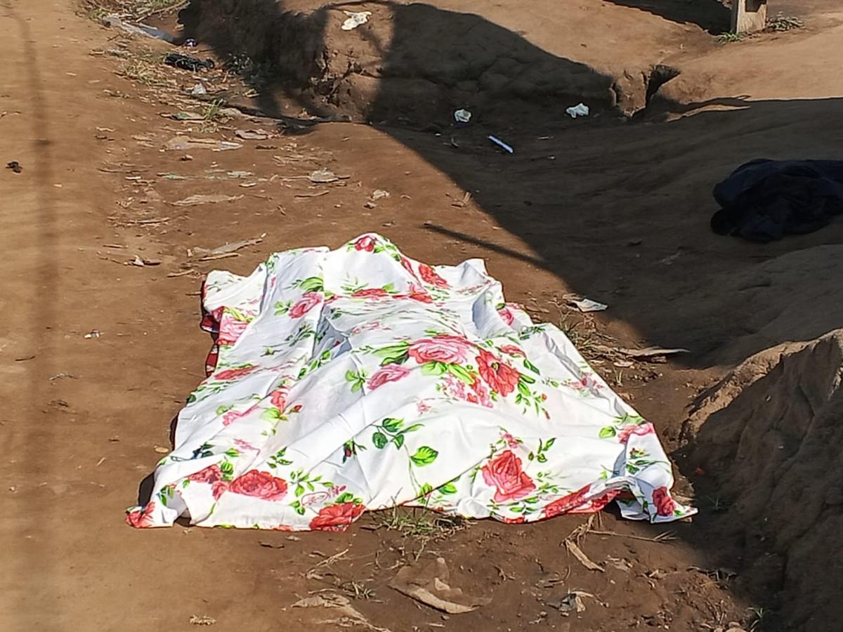 (Photo d'illutration)<br />
Des agents de la riposte contre Ebola procèdent à l’évacuation du corps d’une femme décédée à Bunia, le 6 août 2026.<br />
<br />Radio Okapi/ph Marc Maro Fimbo
