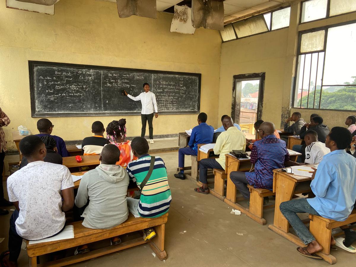 Des jeunes de Kananga suivent une formation gratuite en anglais et informatique organisée par le Conseil communal des jeunes de Katoka. Août 2026<br />Radio Okapi/Ph Andre Katende