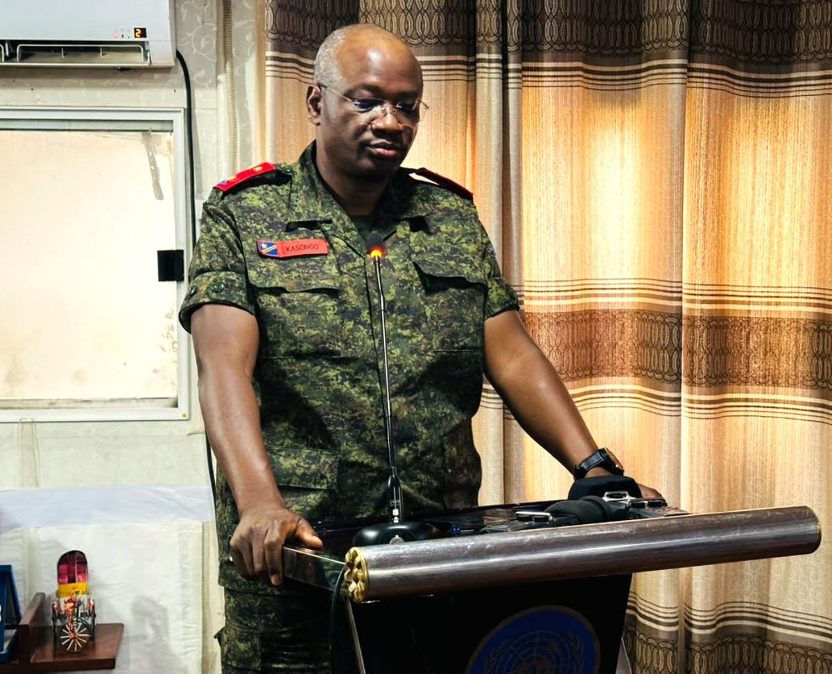 Le gouverneur de l’Ituri, le général-major Gaby Kasongo, lors d’une visite à la base des Casques bleus de la MONUSCO à Ndoromo, à Bunia, en juillet 2026<br />
<br />Radio Okapi/ph Jean Claude Loky