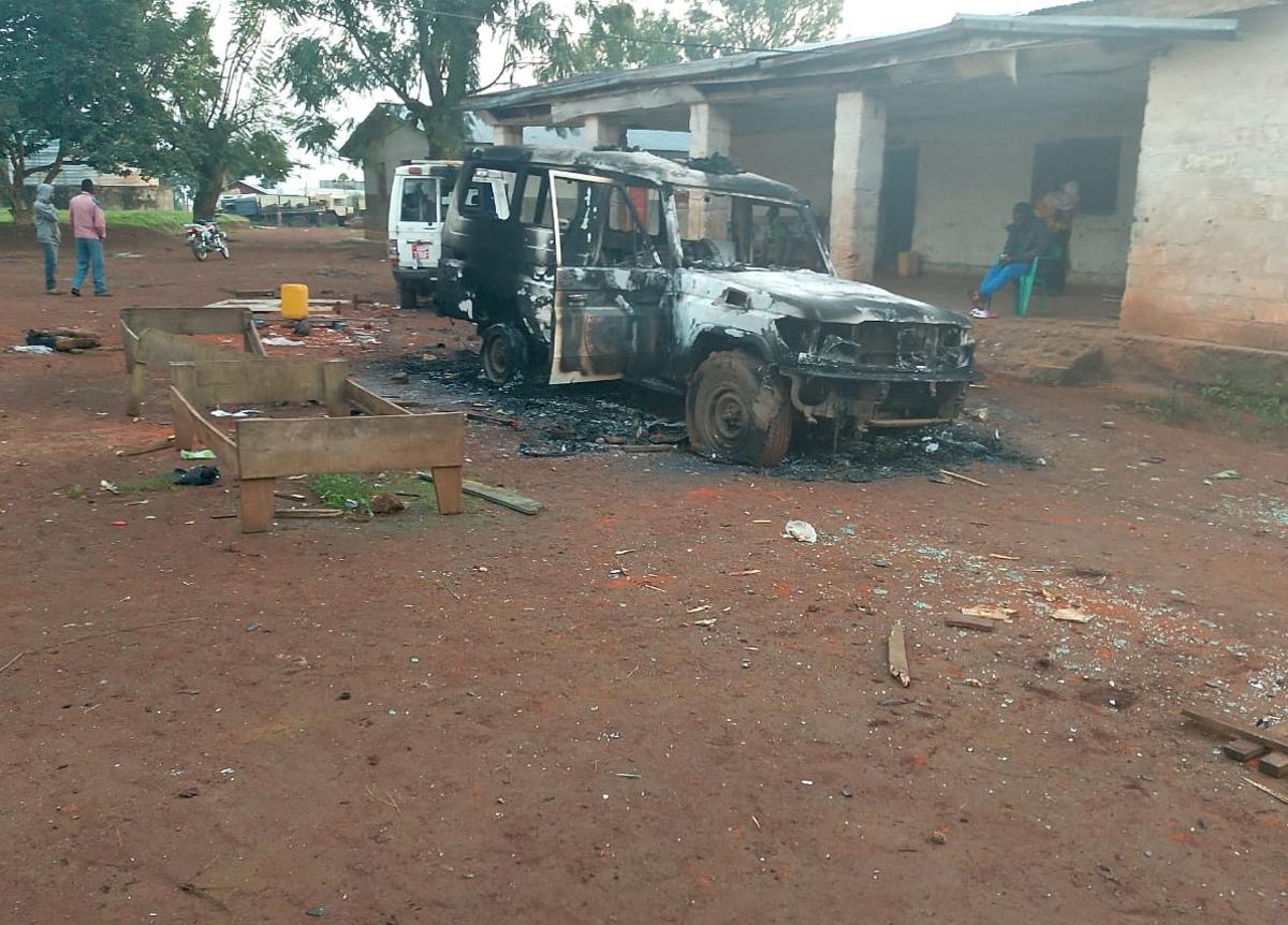 Des véhicules de la riposte contre Ebola vandalisés par des conducteurs de motos à Aru (Ituri), le 18 août 2026<br />
<br />Ph. Pascal Upenji Mungu /Radio communautaire Échos du Ciel de Kandoy