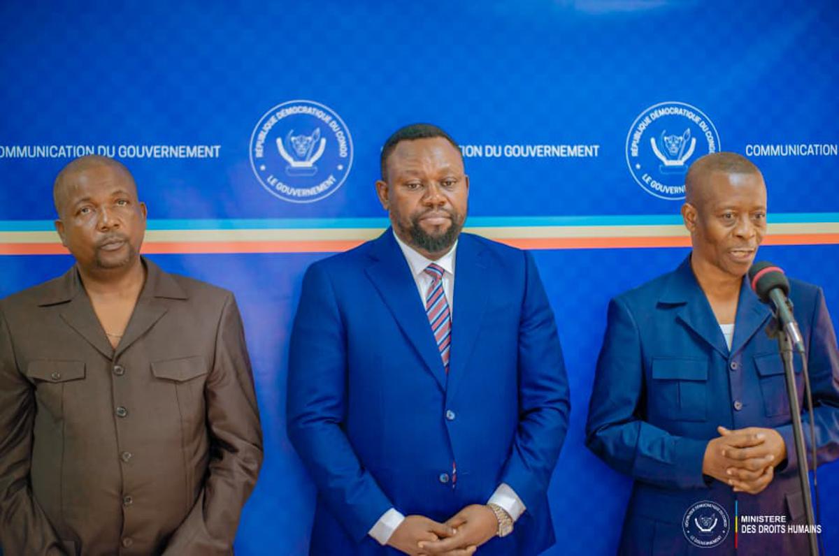 De gauche à droite, l'avocat des familles Chebeya et Bazana, Me Ngolo, le ministre des Droits humains, Samuel Mbemba et le vice-président de la Fishw Jean-Claude Katende.<br />
<br />Ph/. Cellcom ministère des Droits Humains.