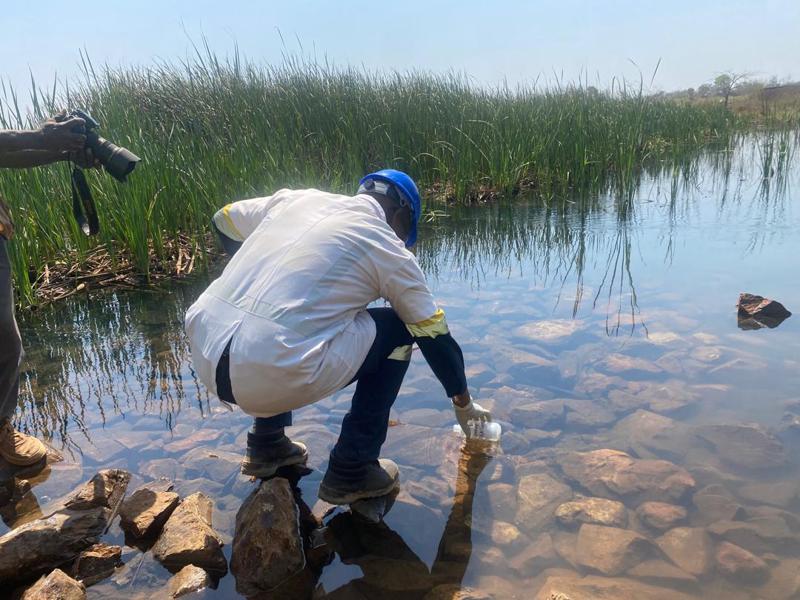 Des échantillons d’eau prélevés dans des rivières par la société SOMIKA pour être soumis à des analyses visant à vérifier une éventuelle pollution de l’environnement.<br />
Août 2026<br />
<br />Droits tiers
