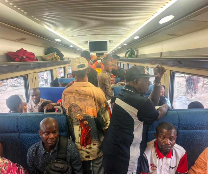 Des centaines de passagers ont pris le train urbain sur la ligne Masina-Gare centrale à 6h, à Kinshasa, 26 août<br />Radio Okapi/Ph Ascain