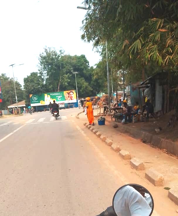 Sidewalks of Mbuji-Mayi Overrun by Informal Trade, Pedestrians Forced onto the Road