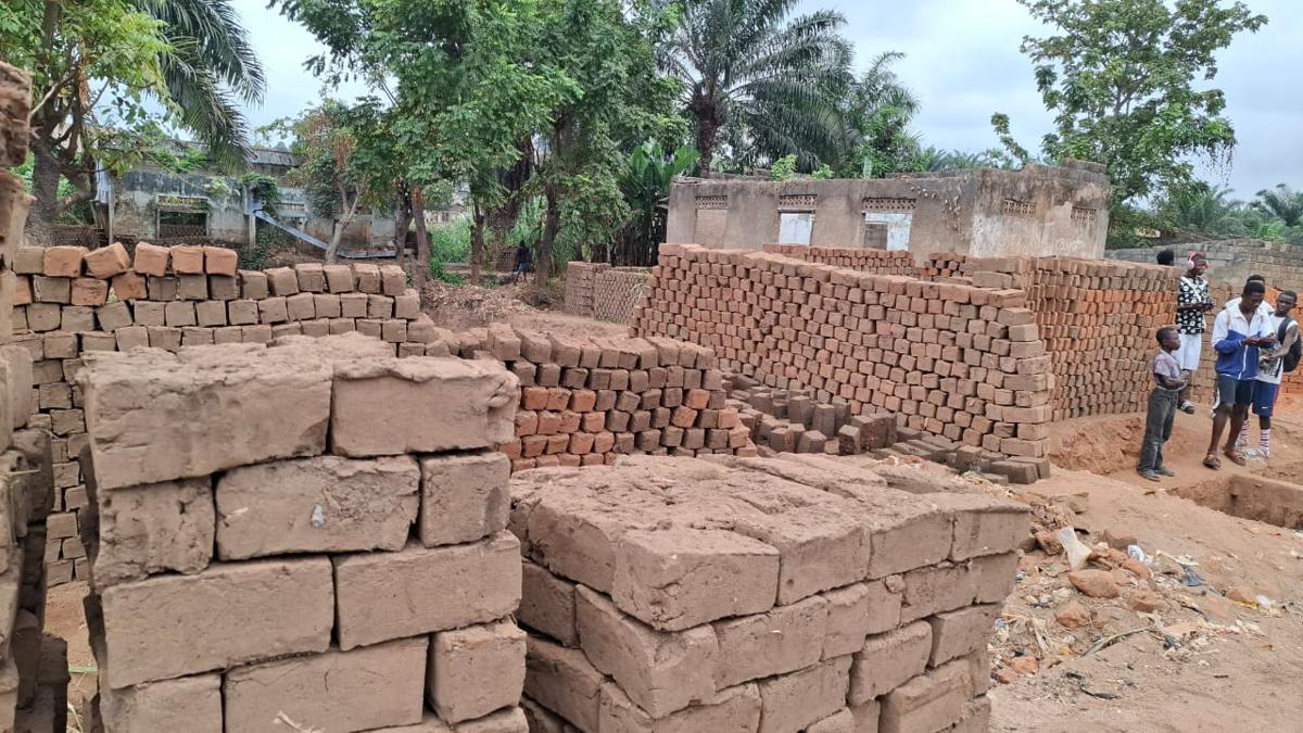Vue d'une briqueterie artisanale située au quartier Kilomètre 3 ( KM 3 ) à Boma dans la province du Kongo- Central . Août 2026</p>
<p><br />Radio Okapi/Ph. Elise Kavira