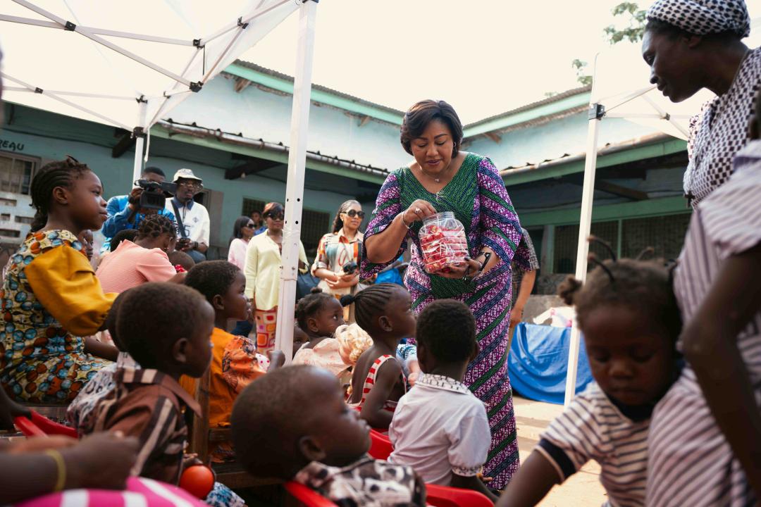 Denise Nyakeru Tshisekedi at the bedside of orphans from Saint-Joseph in Mbuji-Mayi