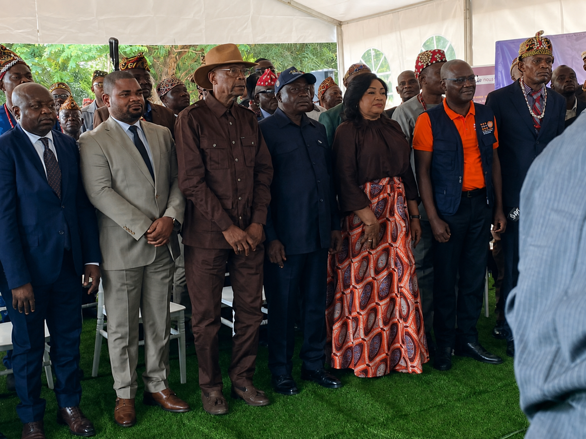 Denise Nyakeru Tshisekedi et les chefs coutumiers lors d'un dialogue communautaire à Kananga, au Kasaï-Central, le 3 septembre 2026.<br />Crédit photo : André Katende