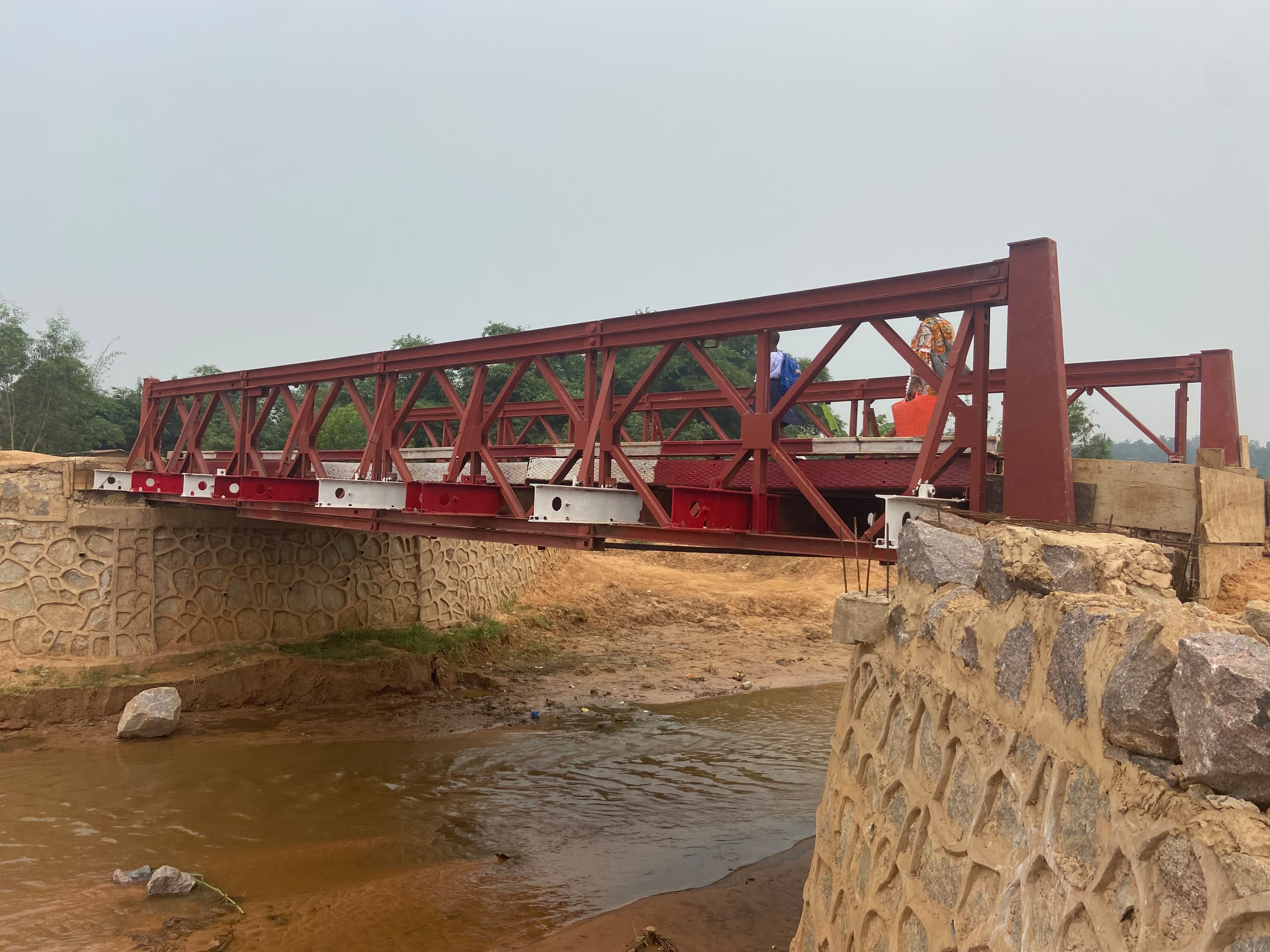 Kananga : le nouveau pont sur la rivière Nganza facilite la traversée entre Kamayi et Muimba