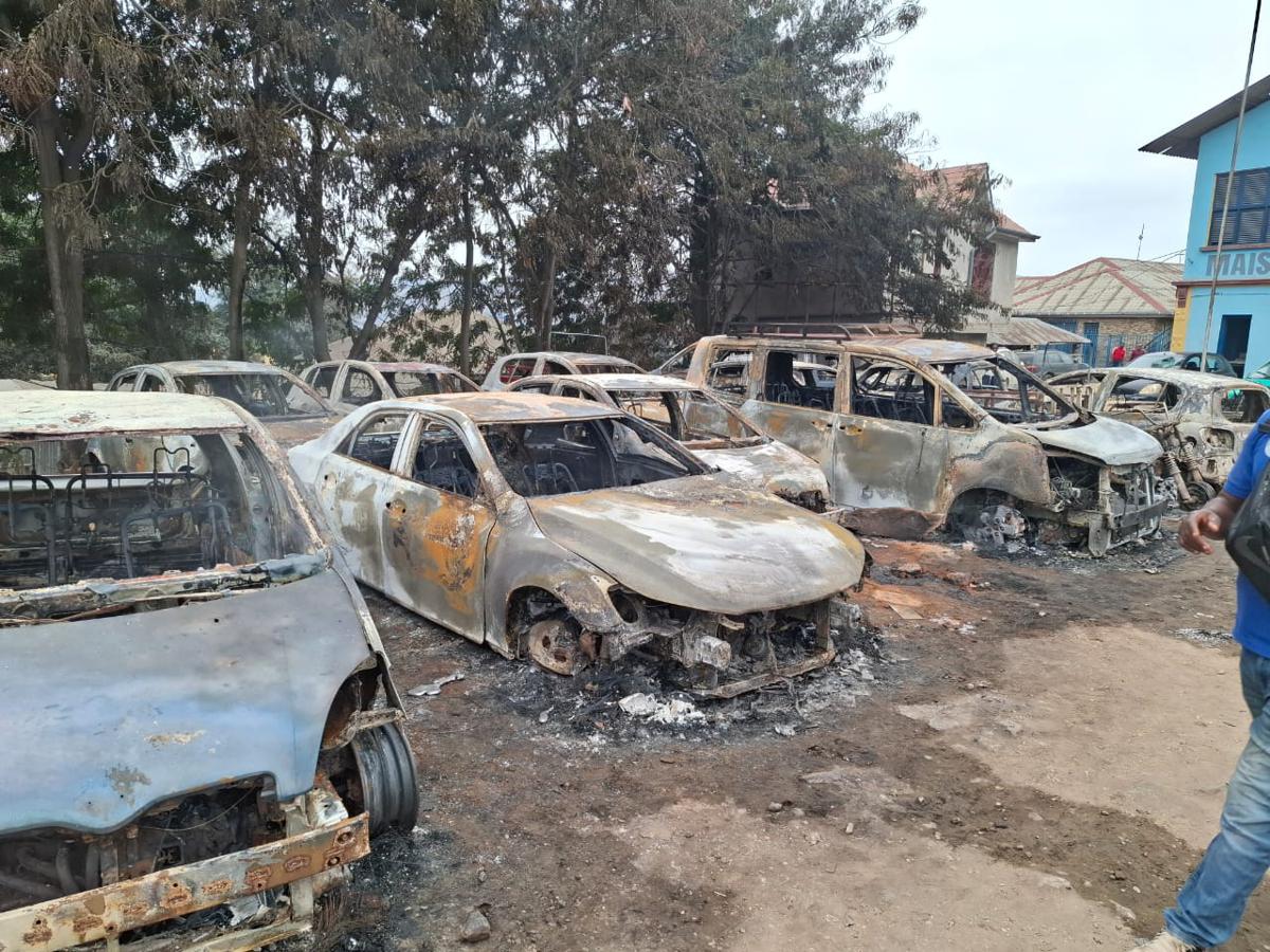 20 voitures, trois minibus, trois tricycles et six motos incendiés, ainsi que d’autres biens endommagés lors des violences à Matadi, le 8 septembre 2026.<br />Radio Okapi/Ph. Elise Kavira