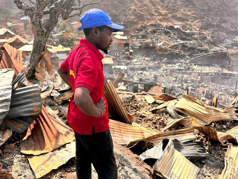 Un homme choqué par les dégâts causés par un incendie survenu jeudi 10 septembre 2026 sur l’avenue Kasheke de Bukavu (Sud-Kivu).<br />Photo Droits Tiers