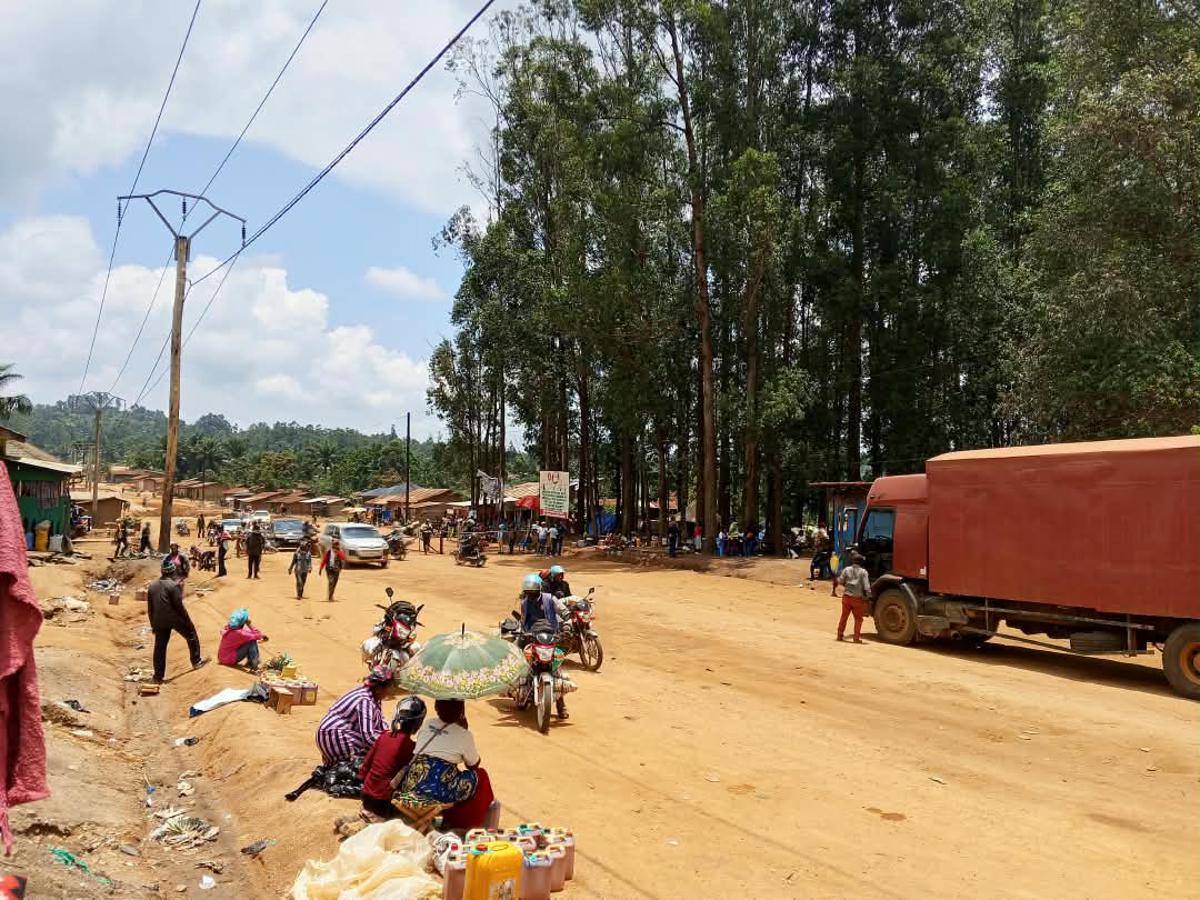 Scène de vie sur l’artère principale de Beni, là où stationnent les véhicules en partance vers Butembo (Nord-Kivu). Septembre 2026