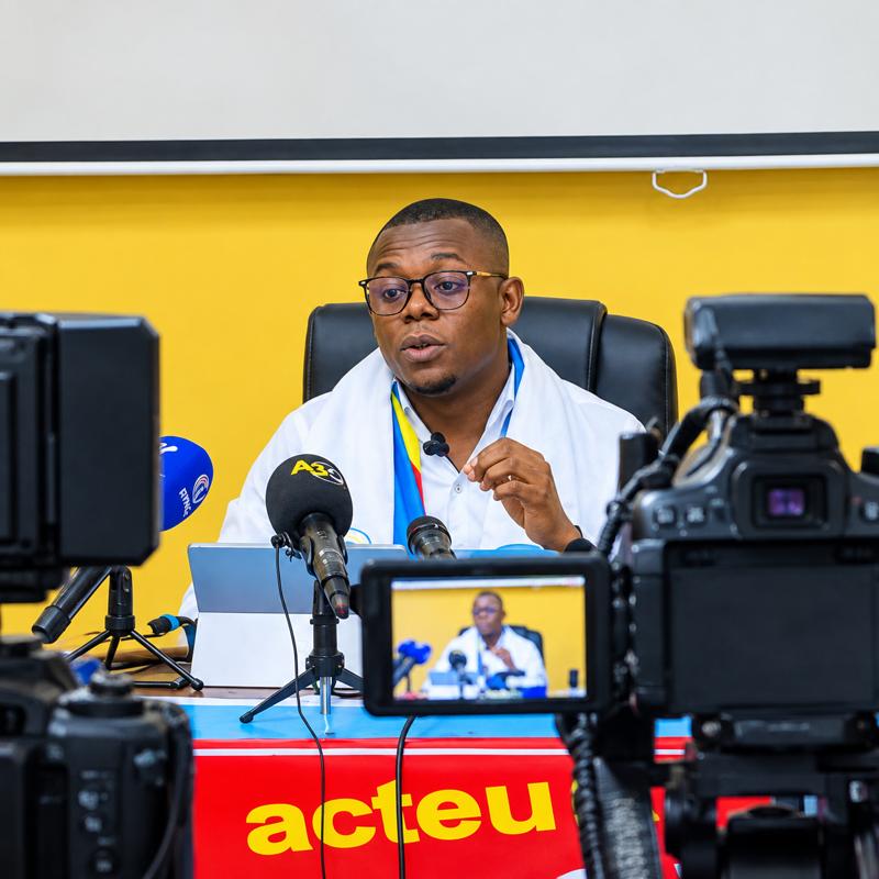 Hugues Musumbu, lors du lancement de sa plateforme dénommée Le Présent à Kinshasa, 16 septembre 2026<br />
<br />Ph. Celcom Le Présent