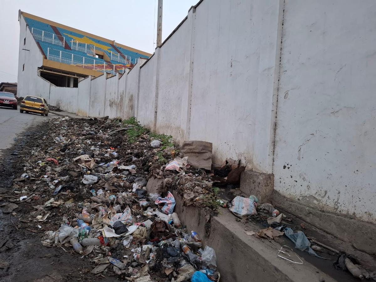 Des tas d'immondices s'entassent autour du stade Lumumba à Matadi au Kongo-Central<br />Elise Kavira, Radio Okapi