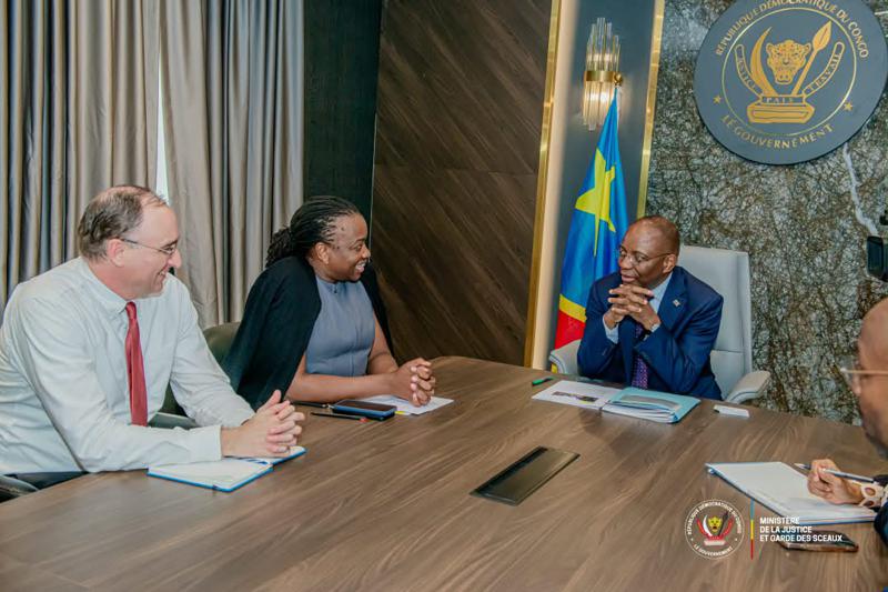 Échanges entre une délégation d'Amnesty International et le ministre de la Justice, Guillaume Ngefa, jeudi 2 octobre à Kinshasa<br />
<br />Celcom Ministere de la Justice