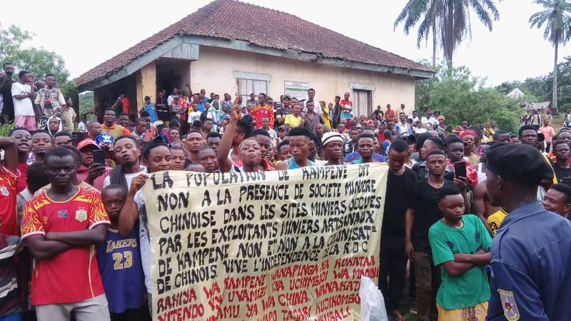 Des habitants de Kampene, au Maniema, manifestent contre l'exploitation minière qu'ils jugent illicite par des entreprises chinoises, 05 octobre 2026
